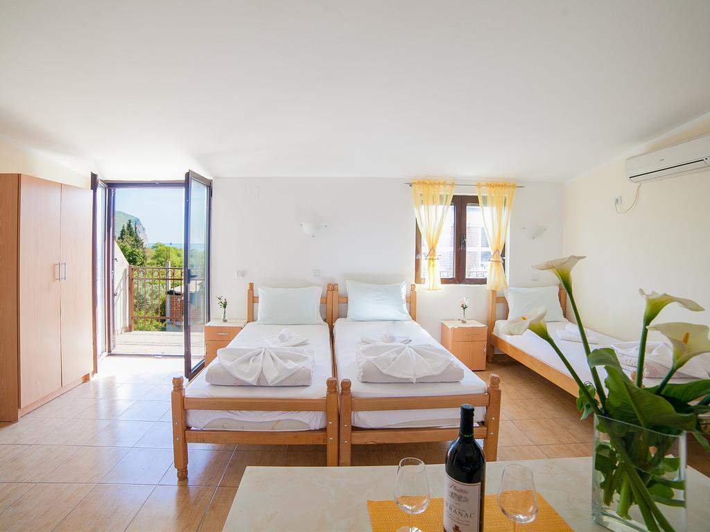 Apartments Viktorija Petrovac Phòng bức ảnh